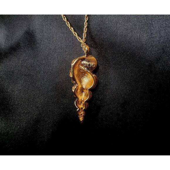 Rare Find Vintage Monet Gold-Tone Shell Pendant Necklace With Textured Details - Picture 5 of 5